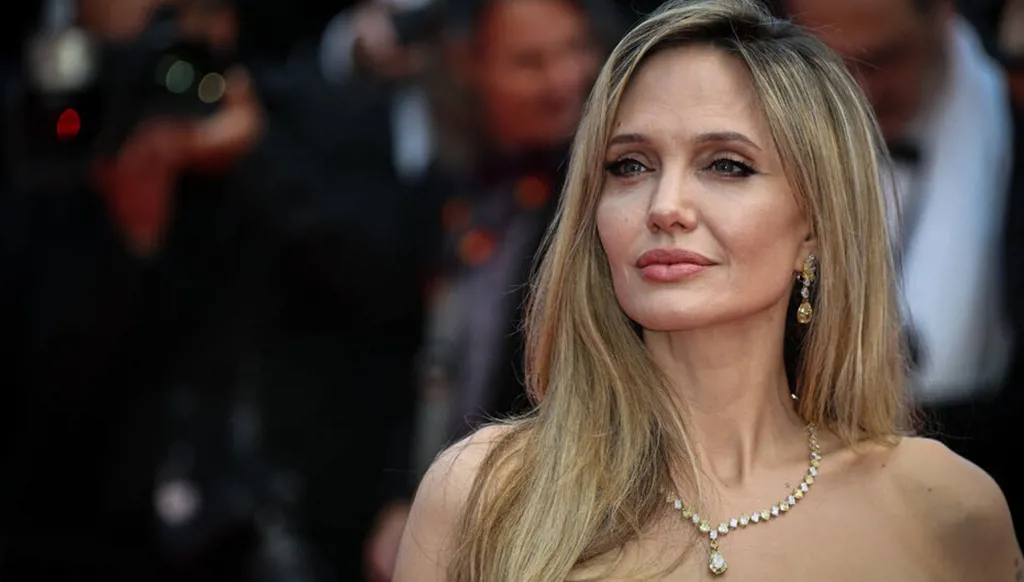 أنجلينا جولي تفتح قلبها حول ندوب استئصال الثدي (صور وفيديو)