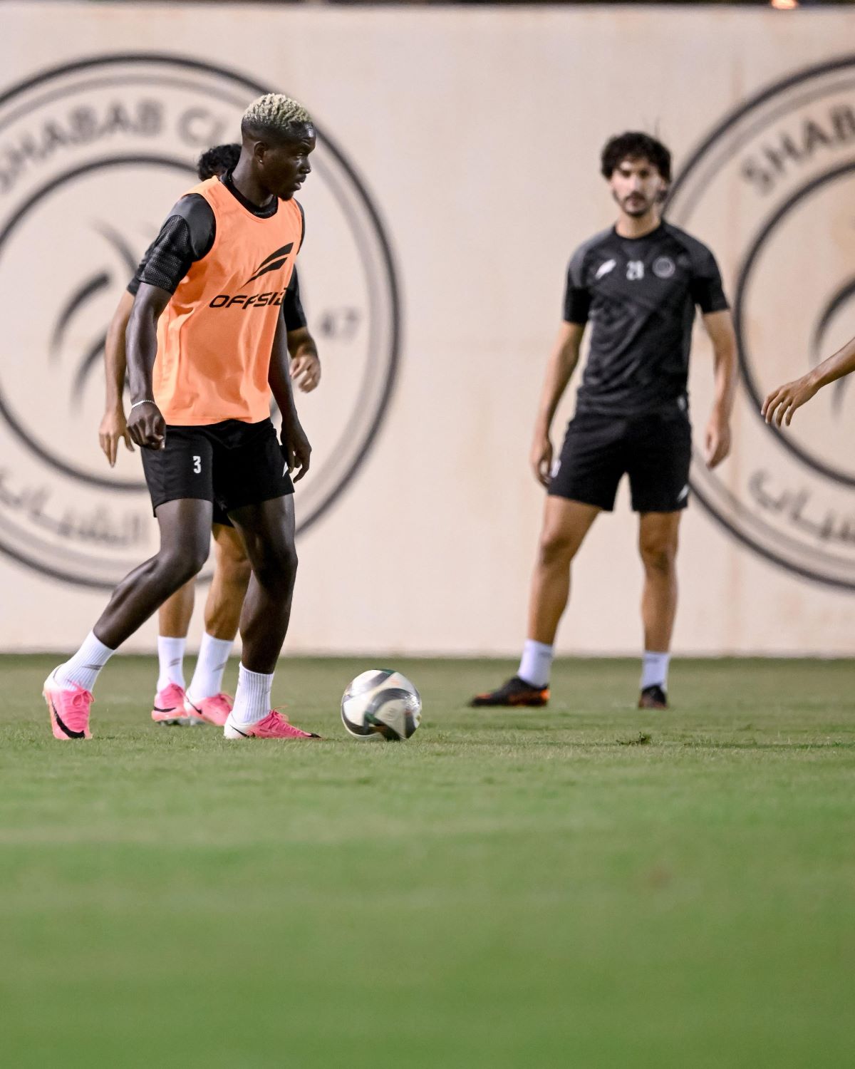 من تدريبات الشباب لمواجهة الهلال في الدوري السعودي. (حساب الشباب على إكس)