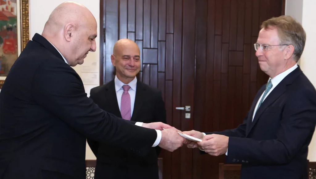 سفير فرنسا باتريك دوريل (يمين) والرئيس اللبناني جوزف عون (إكس).