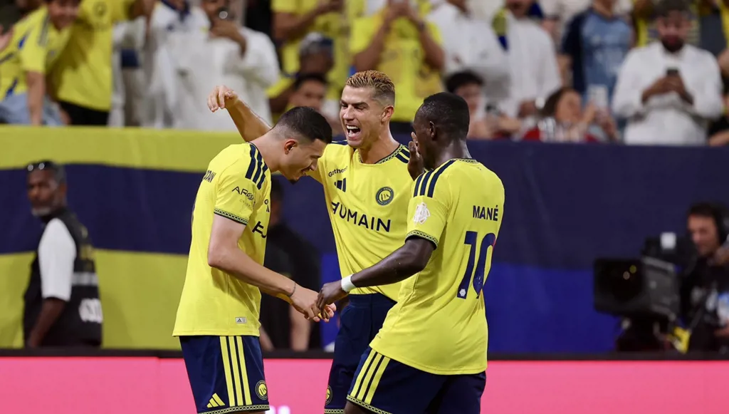 الكشف عن تفاصيل تدخّل رونالدو لإنهاء أزمة رواتب في النصر