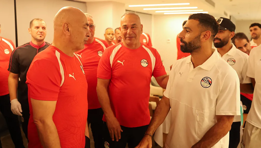 محمد صلاح يغادر معسكر منتخب مصر بسبب حسام حسن
