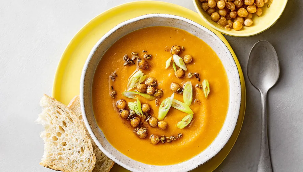 حساء البطاطا الحلوة المتبّل... وصفة لشتاء دافئ