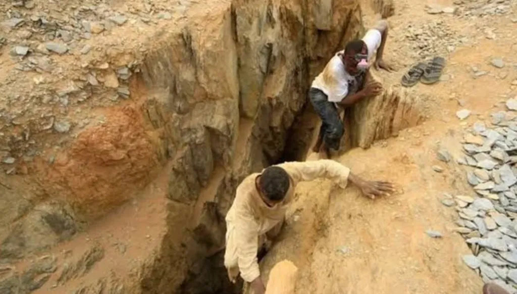 بالفيديو... 82 قتيلاً جراء انهيار منجم للذهب في السودان