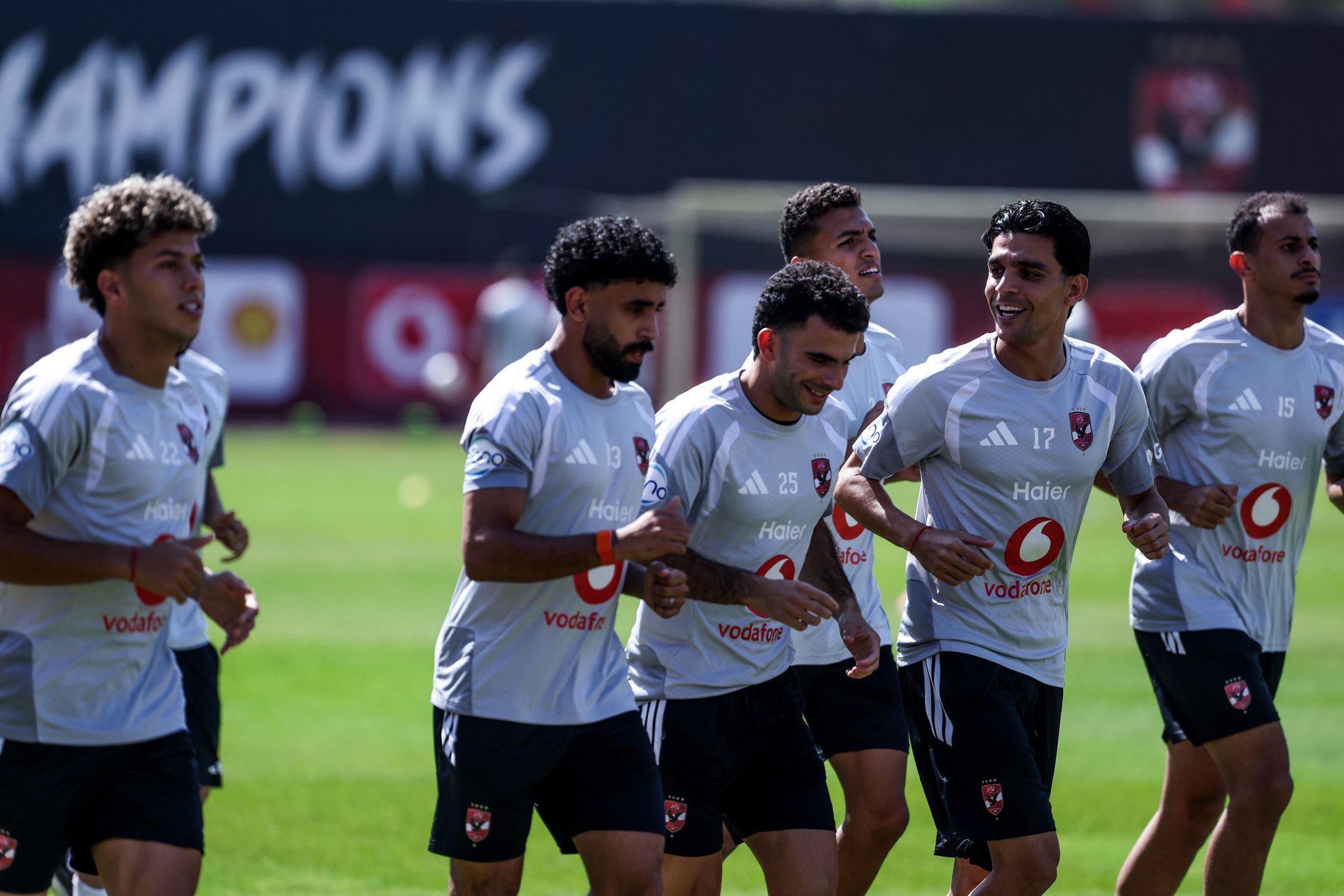 لاعبو الأهلي المصري خلال التمارين. (إكس)