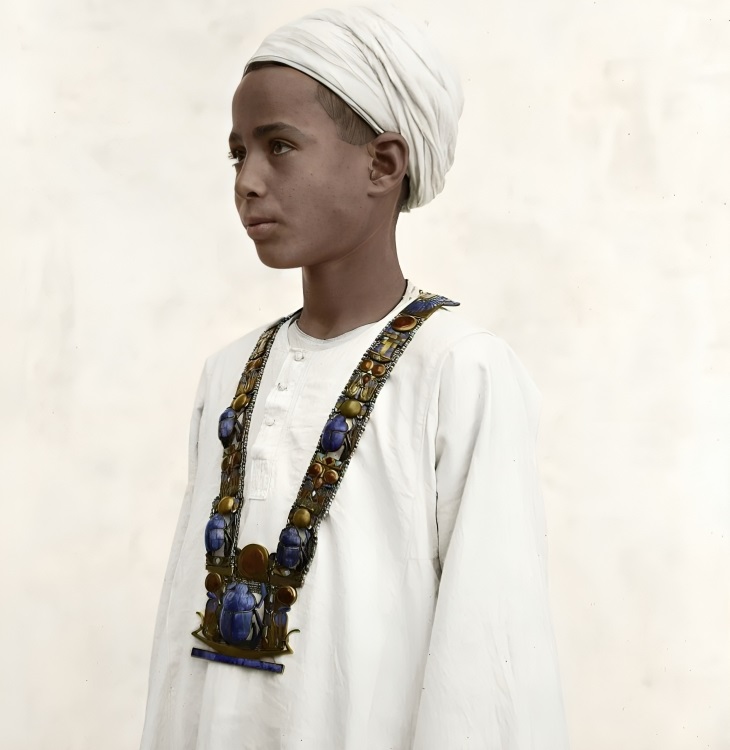 الطفل حسين عبد الرسول وقلادة توت عنخ آمون. (أرشيف العائلة)