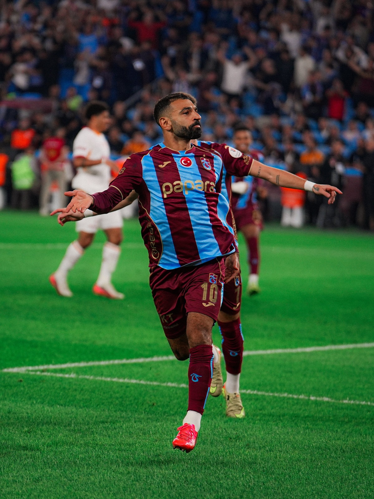 محمد صلاح يحتفل بهدفه الأول في مرمى غلطة سراي. (حساب طرابزون سبور على إكس)