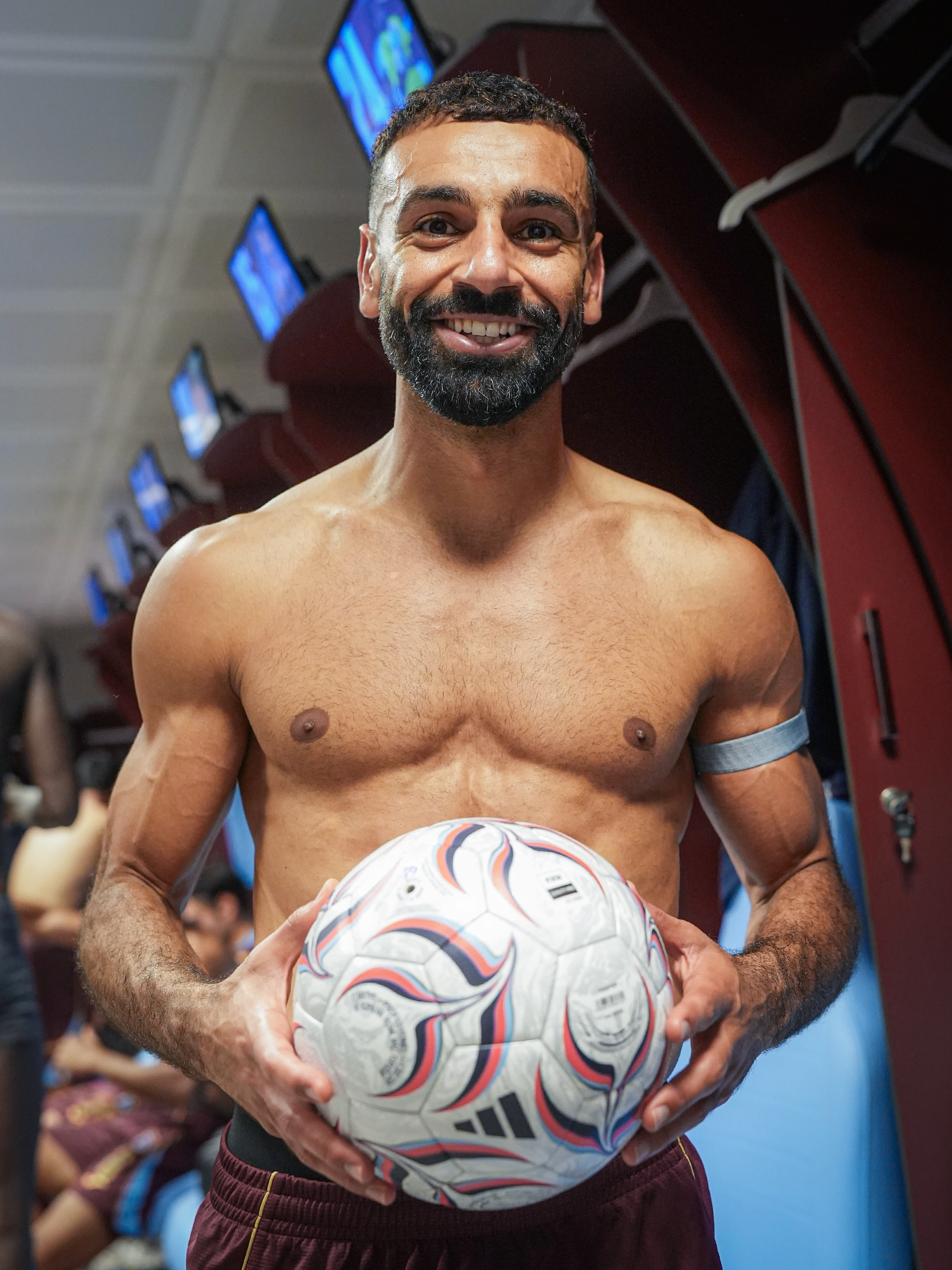 محمد صلاح مع كرة الهاتريك. (إكس)