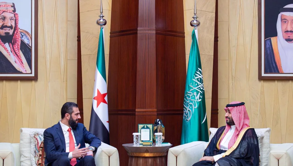 ولي العهد السعودي الأمير ‏محمد بن سلمان (إلى اليمين) يلتقي الرئيس السوري أحمد الشرع في الرياض (واس).