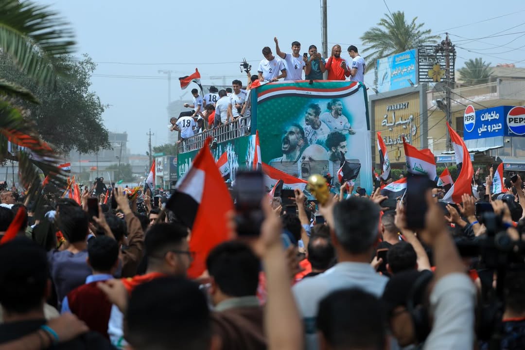 من احتفالات المنتخب العراقي مع شعبه في شوارع بغداد. (إنستغرام)