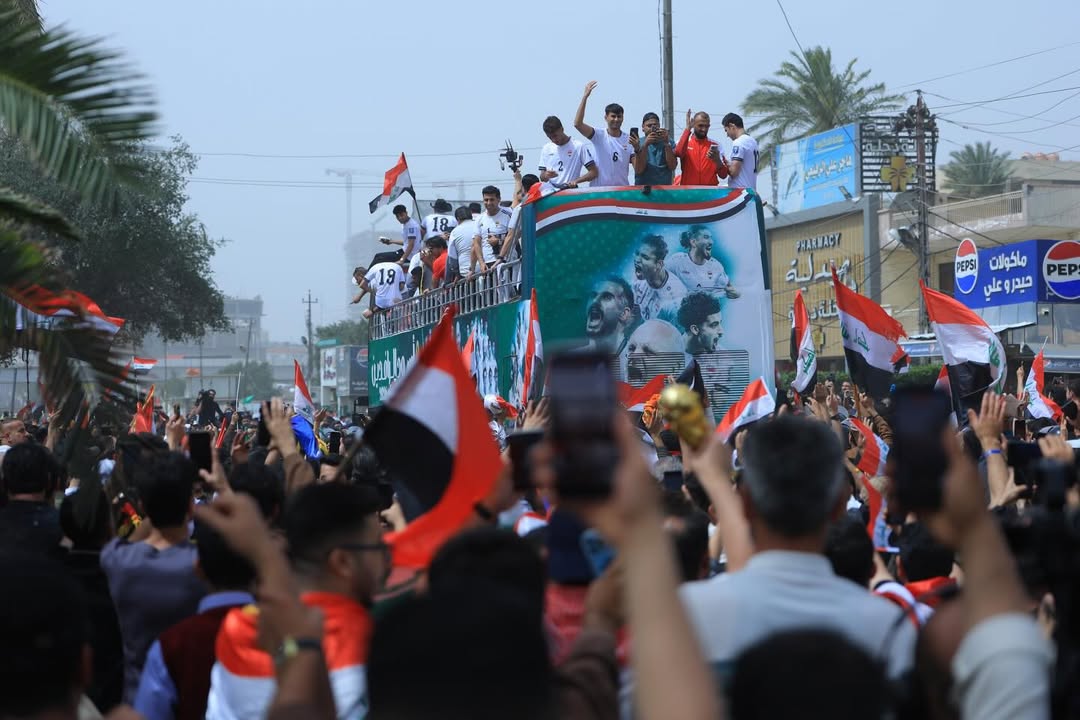 من احتفالات المنتخب العراقي مع شعبه في شوارع بغداد. (إنستغرام)