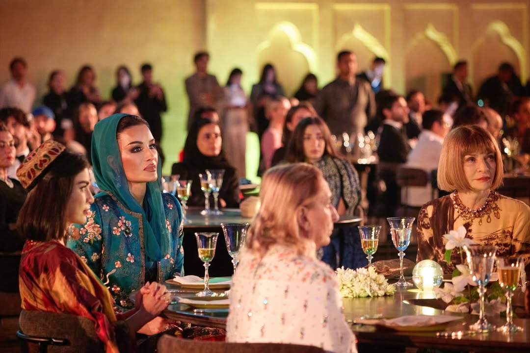 الشيخة موزة الى جانب آنا وينتور في حفل توزيع جوائز فاشن تراست العربية 2025 (انستغرام)