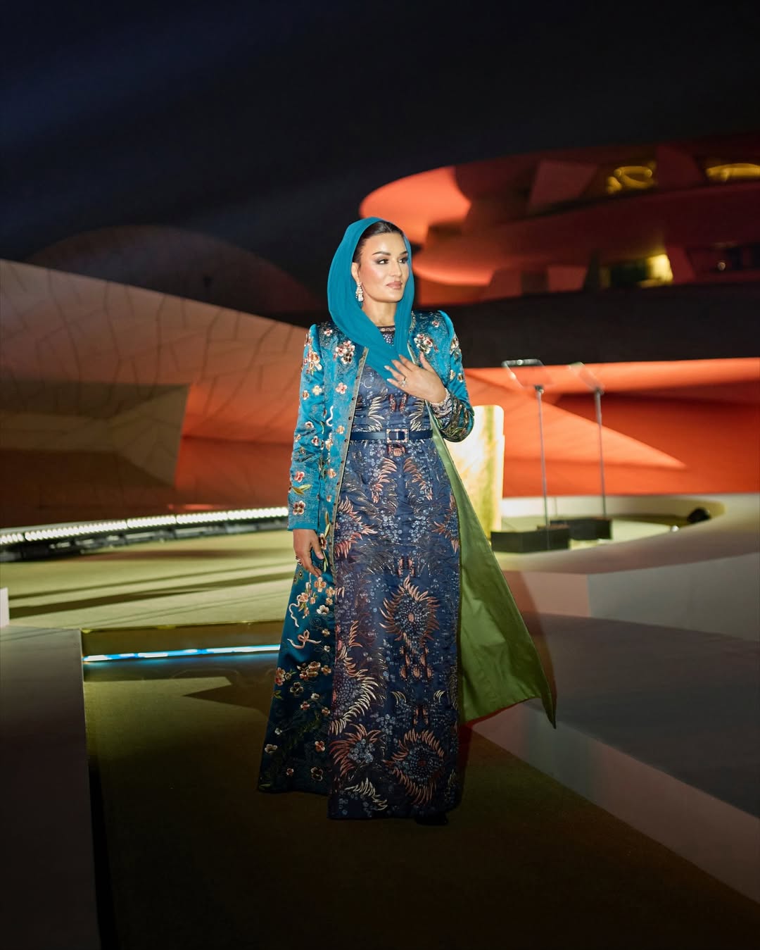 اطلالة الشيخة موزة في حفل توزيع جوائز فاشن تراست العربية 2025 (انستغرام)