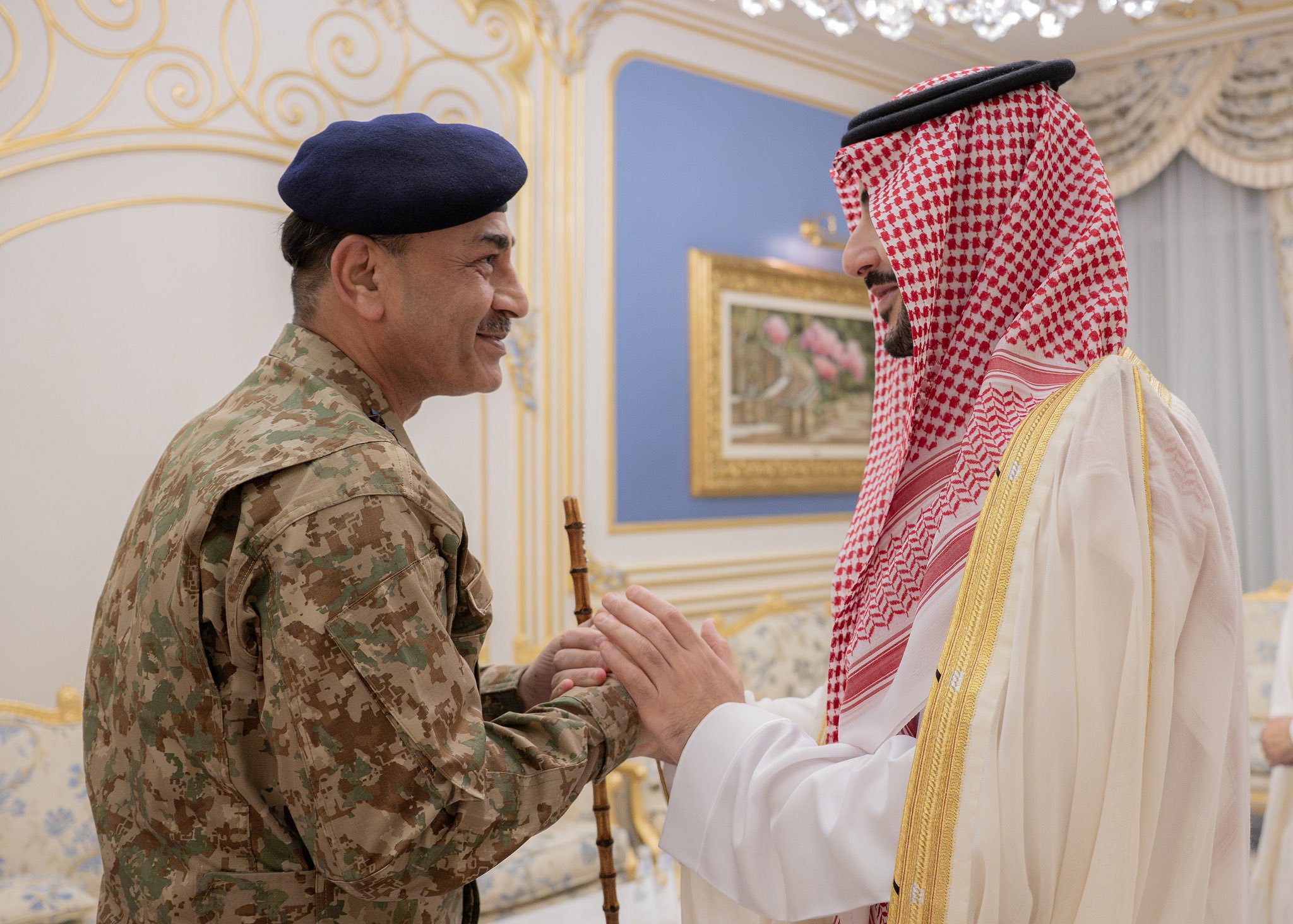 وزير الدفاع السعودي الأمير خالد بن سلمان بن عبدالعزيز (يمين) وقائد قوات الدفاع قائد الجيش الباكستاني المشير عاصم منير (وزارة الدفاع السعودية)