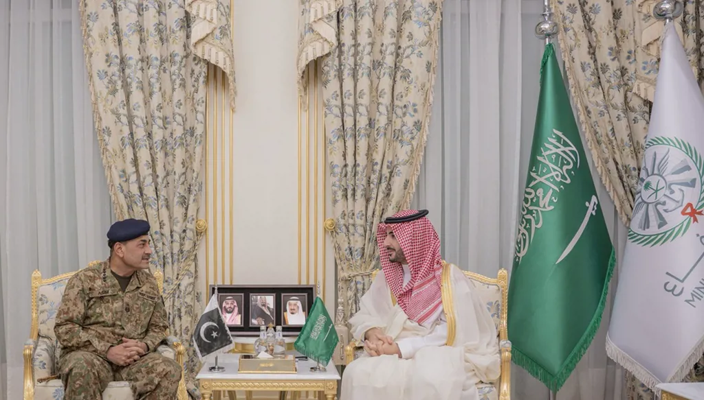 وزير الدفاع السعودي يبحث مع قائد الجيش الباكستاني مواجهة الاعتداءات وفق اتفاقية مكة
