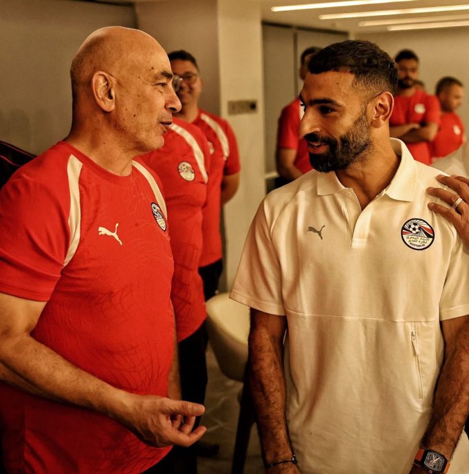 النجم محمد صلاح والمدرب حسام حسن. (إكس)