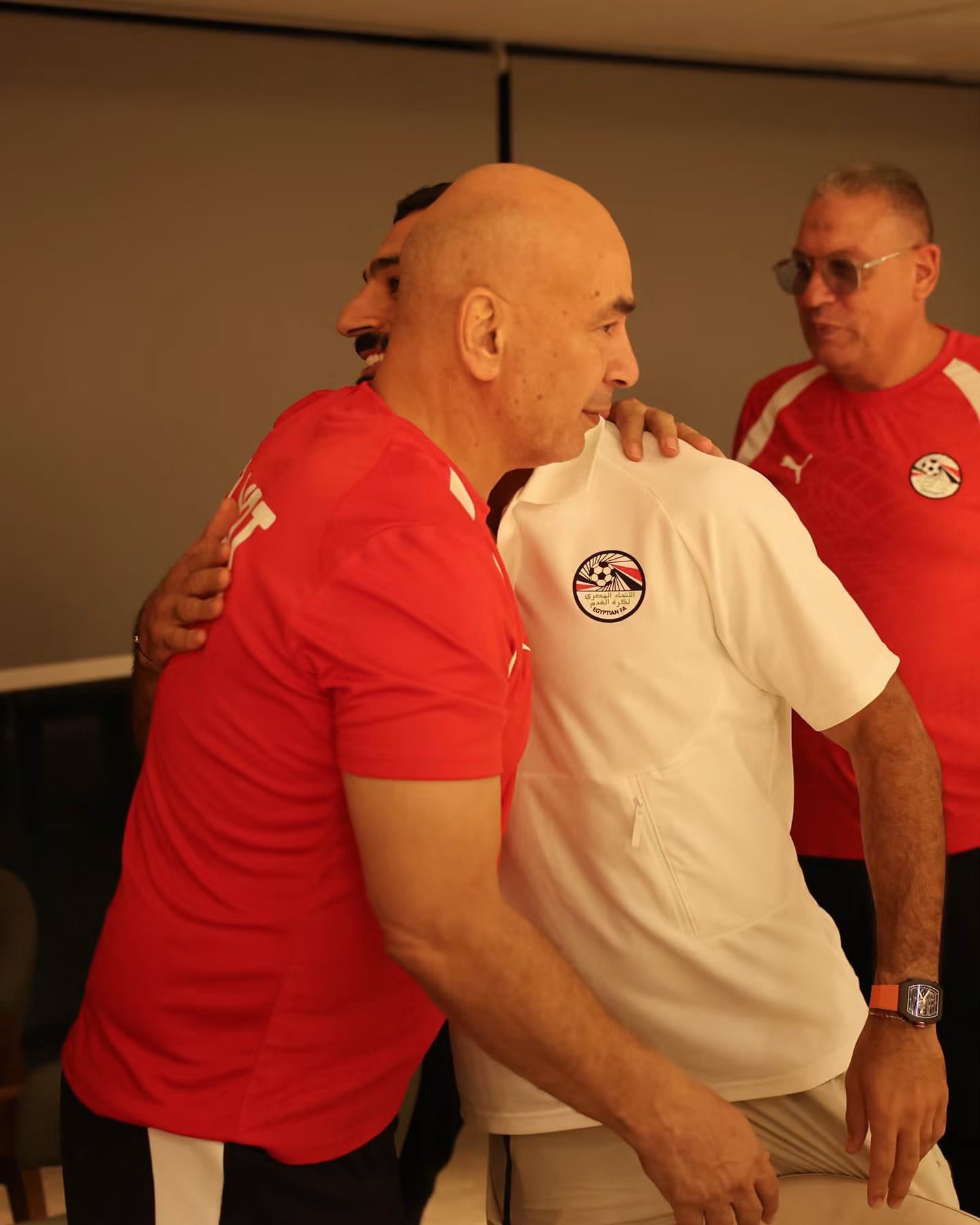 محمد صلاح مع المدرب حسام حسن. (إكس)
