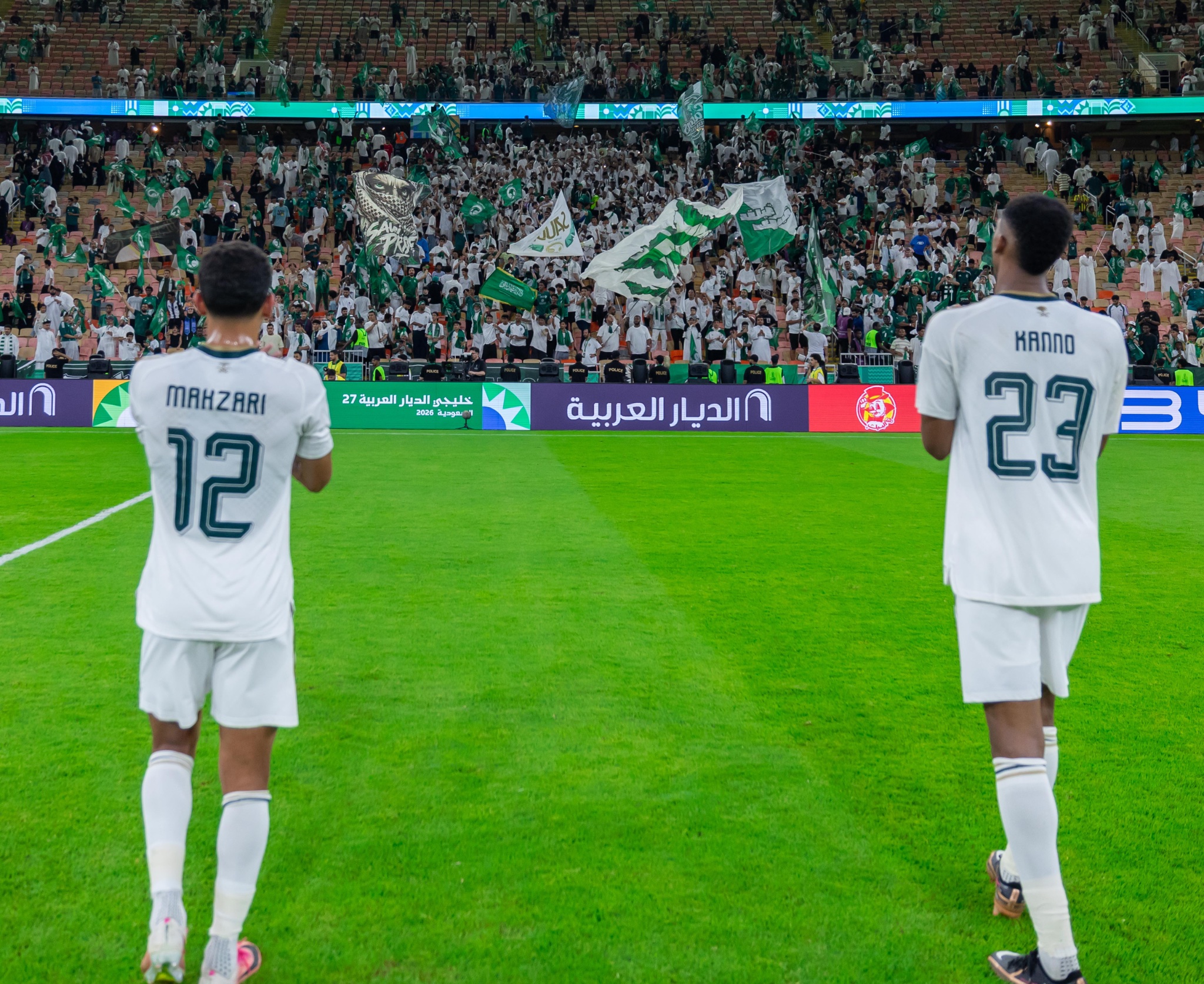 الجمهور يحتفل بتأهل المنتخب السعودي إلى نصف نهائي خليجي 27. (إكس)