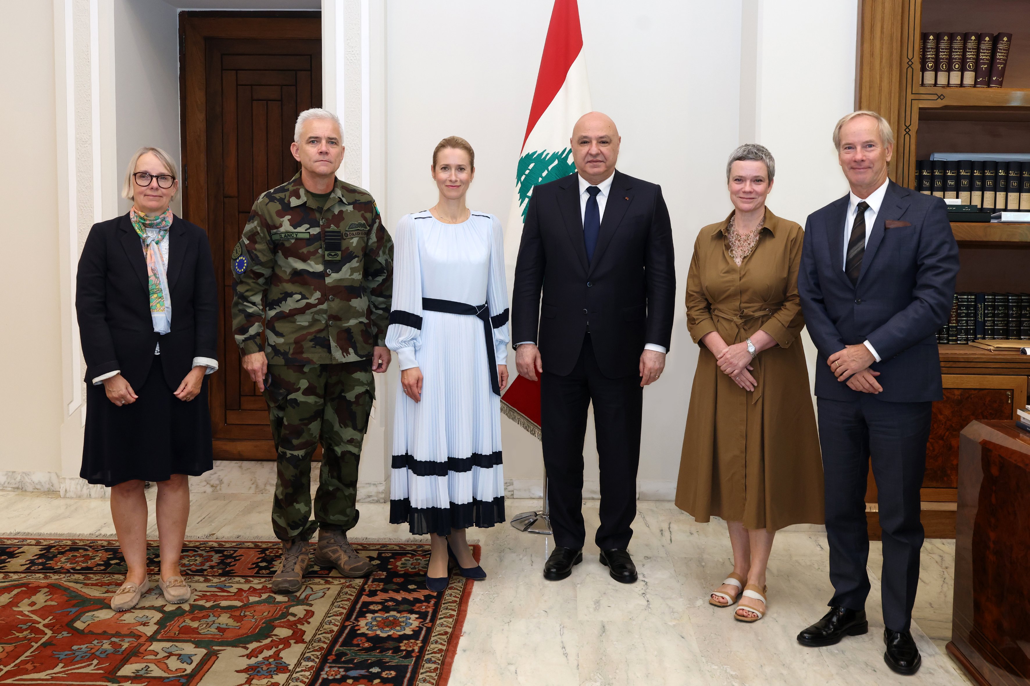 مسؤولة السياسة الخارجية في الاتحاد الاوروبي كايا كالاس في الوسط (يسار) إلى جانب رئيس الجمهورية اللبنانية جوزف عون (يمين) والوفد المرافق لها. (رئاسة الجمهورية)