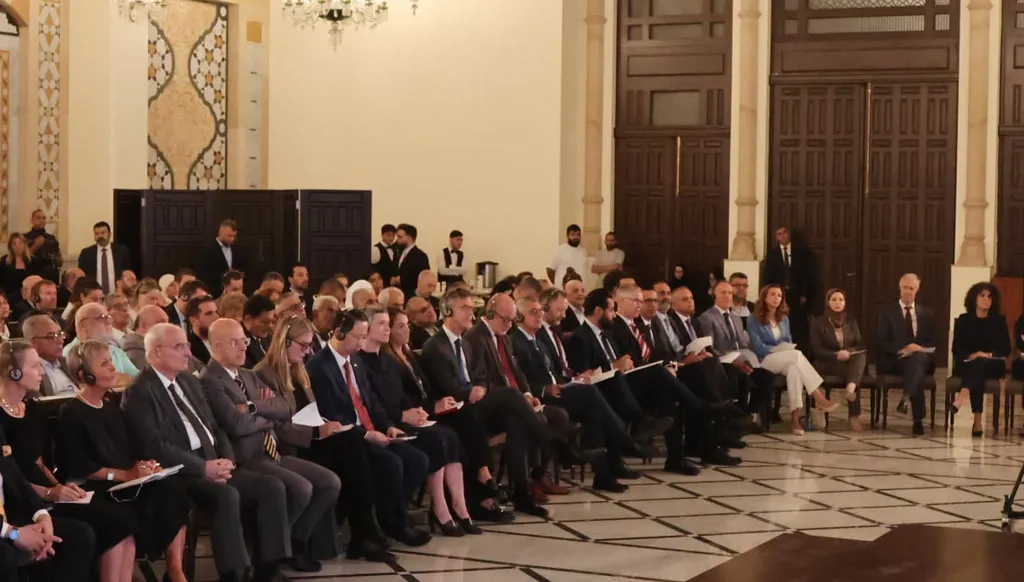 رئيس الحكومة نواف سلام يلقي كلمةً خلال  إطلاق مسار التشاور حول "الخطة الوطنية لحوكمة مخيمات اللاجئين الفلسطينيين في لبنان". (موقع رئاسة الحكومة)