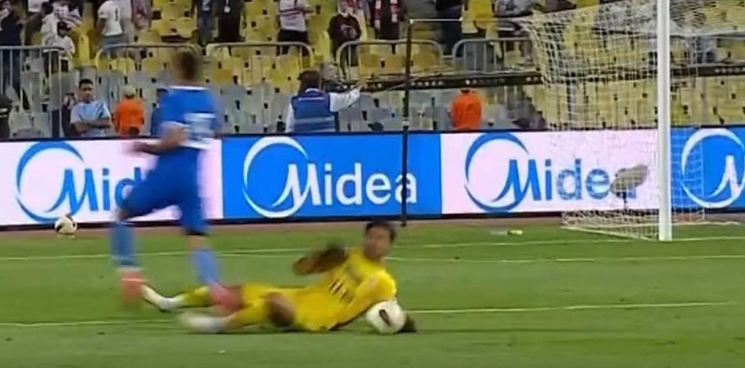 هل تستحق اللقطة طرد حارس الزمالك؟