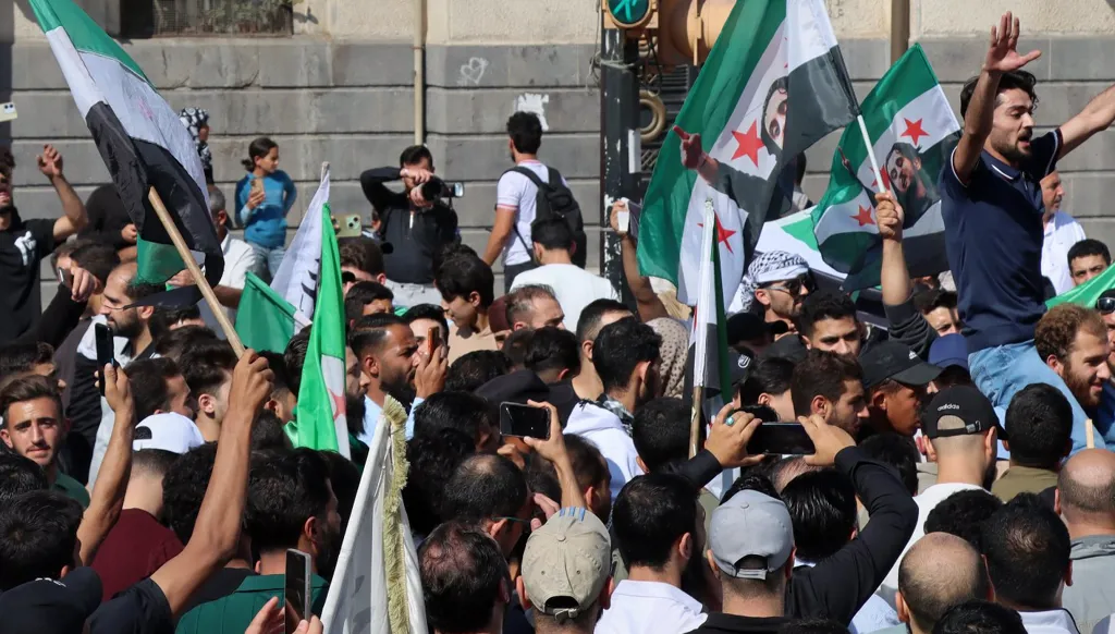 عشرات السوريين يتظاهرون رفضاً للتوغلات الإسرائيلية في الجنوب السوري (صور)