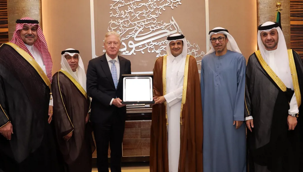 أيّ دلالات لتكريم رجي منفرداً من سفراء دول الخليج؟