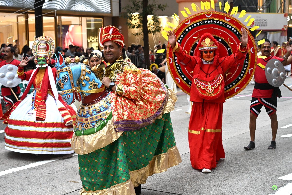 يشارك محتفلون في عرضٍ احتفالي خلال اليوم الأول من السنة القمرية الجديدة، عام الحصان، في هونغ كونغ في 17 شباط/فبراير 2026 (أ.ف.ب)