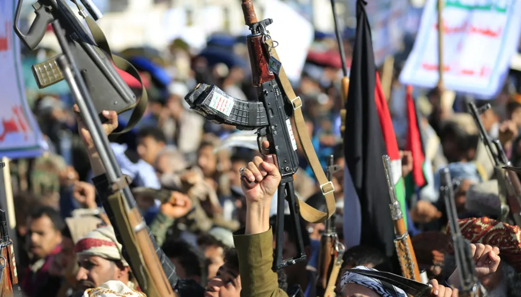 الحوثيون ينضمون إلى الحرب... وتعزيزات أميركية تصل الشرق الأوسط