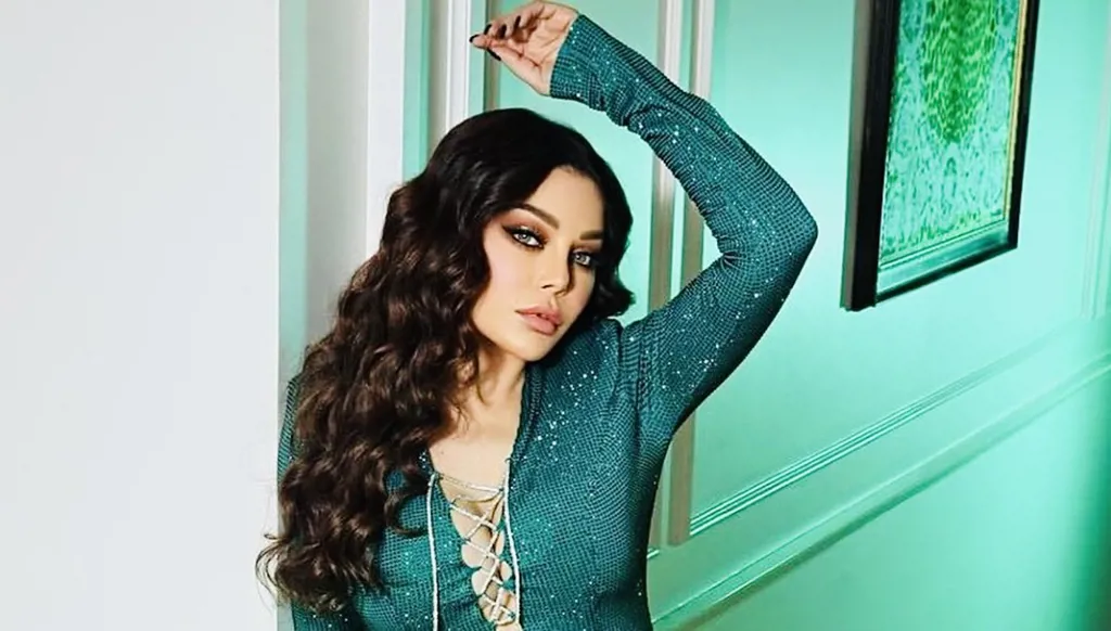 هيفاء وهبي تشغل عشاق الموضة بإطلالتين مميّزتين وساعة يد بأكثر من 30 ألف دولار (صور وفيديو)