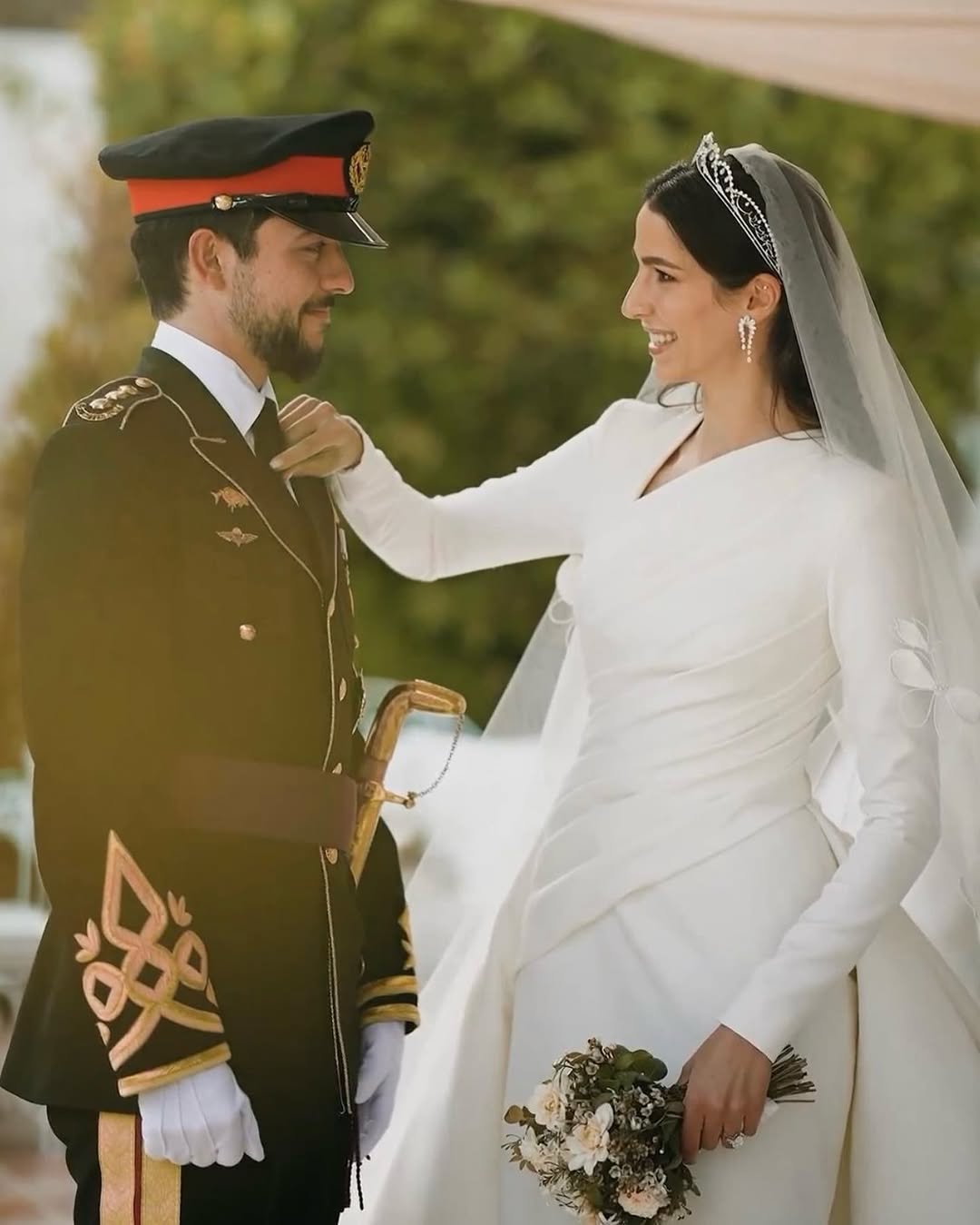 الاميرة رجوة والامير الحسين في زفافهما (انستغرام)