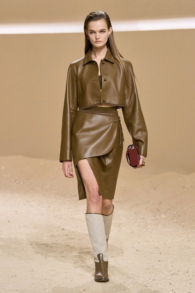 عرض هيرميس يطلق موضة الجلد لربيع وصيف 2026 (Pinterest)