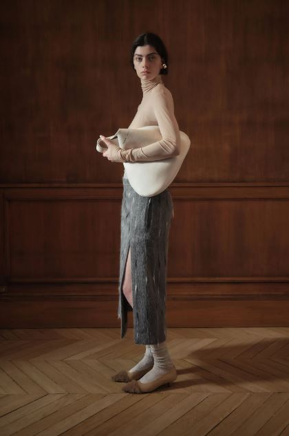 الجوارب مع الاحذية المدببة والتنانير لخريف 2025 (انترنت)