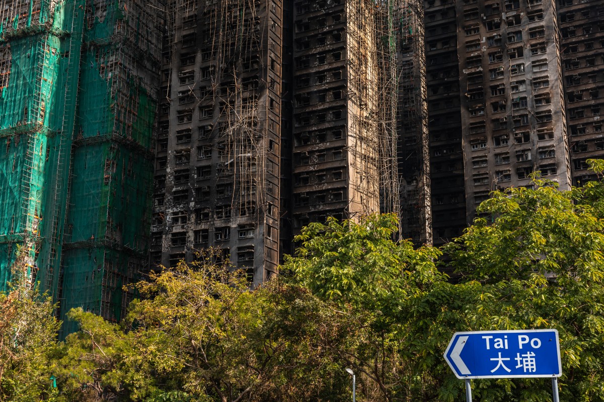 آثار حريق هائل اجتاح مبانٍ سكنية في هونغ كونغ (أ ف ب)‏