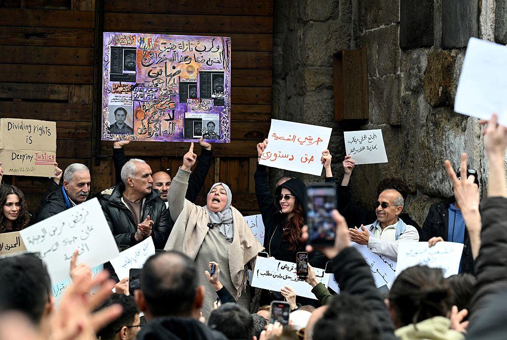 اعتصام في باب توما احتجاجاً على قيود مرتبطة ببيع الكحول، دمشق، 22 آذار/مارس 2026. (أ ف ب)