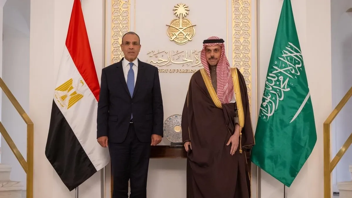 بدر عبد العاطي وفيصل بن فرحان (أرشيفية).