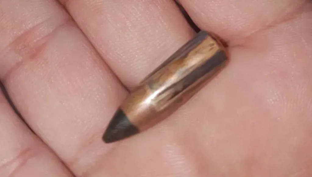 رصاصة طائشة تصيب طفلاً في الثانية من عمره داخل منزله