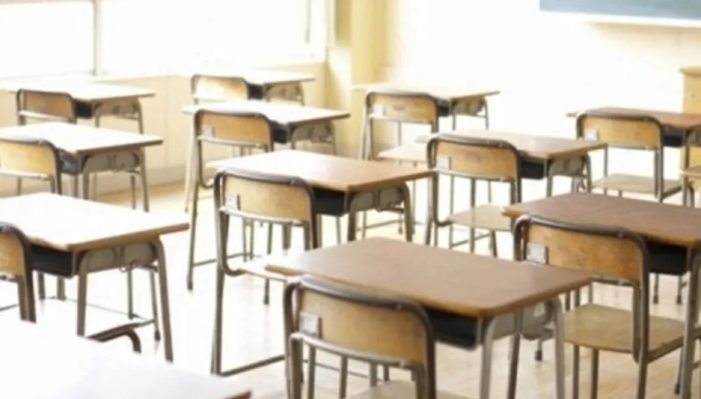 إلقاء القبض على معلمة رياضيات بتهمة إقامة علاقة جنسية مع أحد طلابها