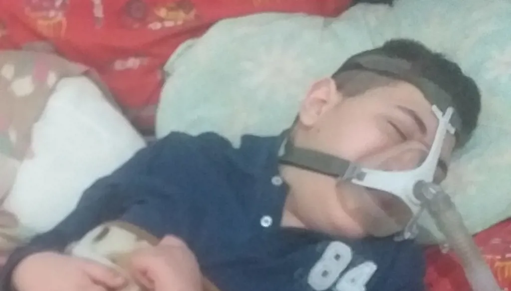 مايكل مصاب بمرض نادر وحالته الوحيدة في لبنان...وحده الدعم ينقذ حياته