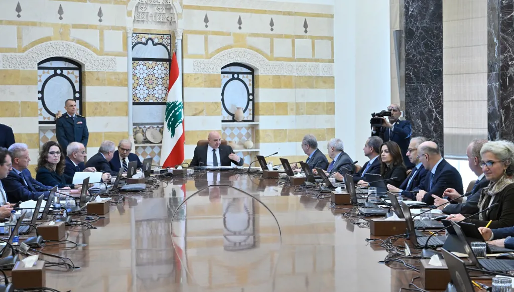 فشل التوافق فجاء التصويت بكريم سعيد حاكماً للمركزي... عون في زيارة يوم واحد لباريس: الجنوب والاعمار