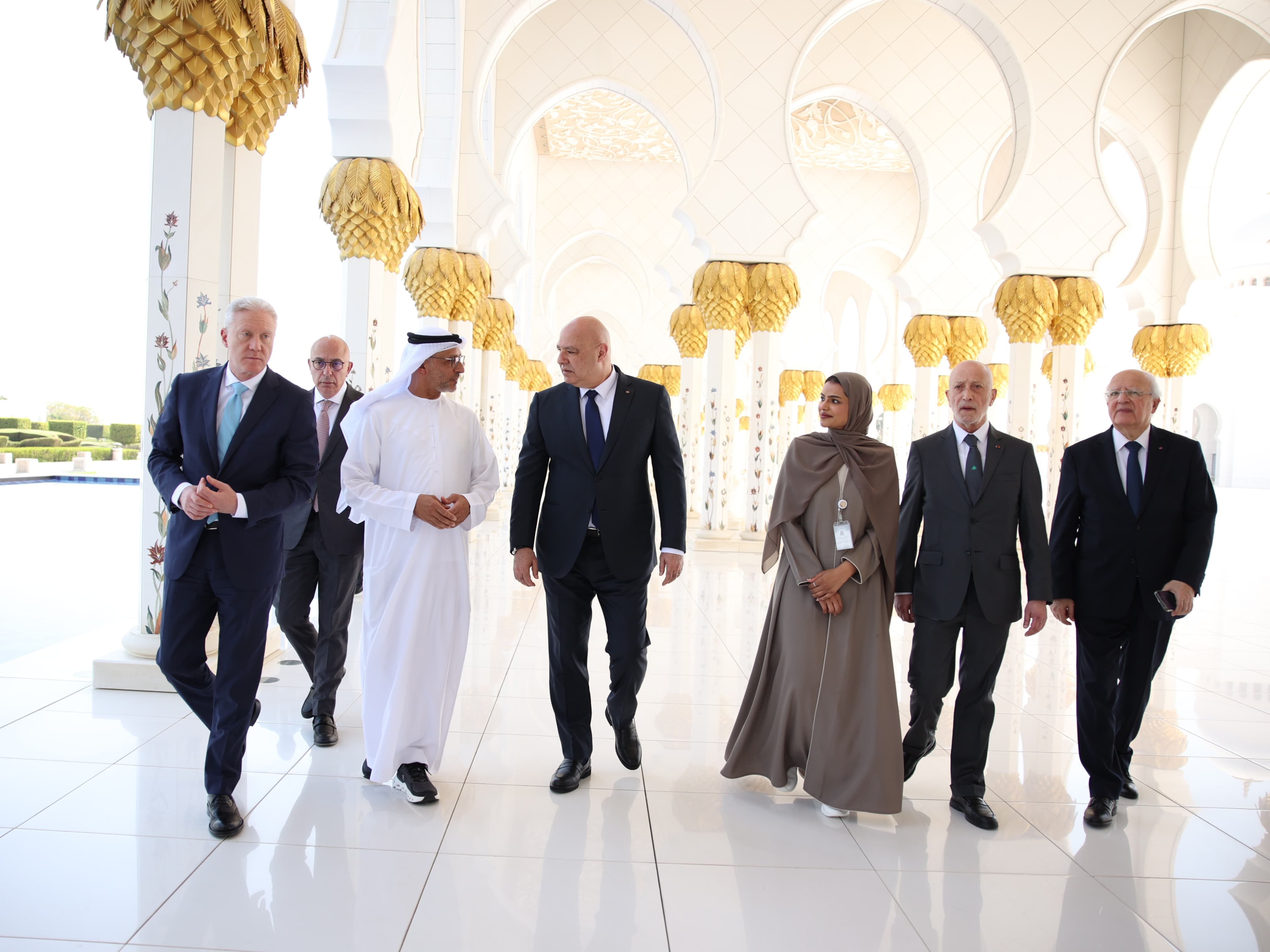 الرئيس جوزف عون والوزير يوسف رجي واعضاء الوفد المرافق في مسجد الشيخ زايد الكبير في أبوظبي (وام)