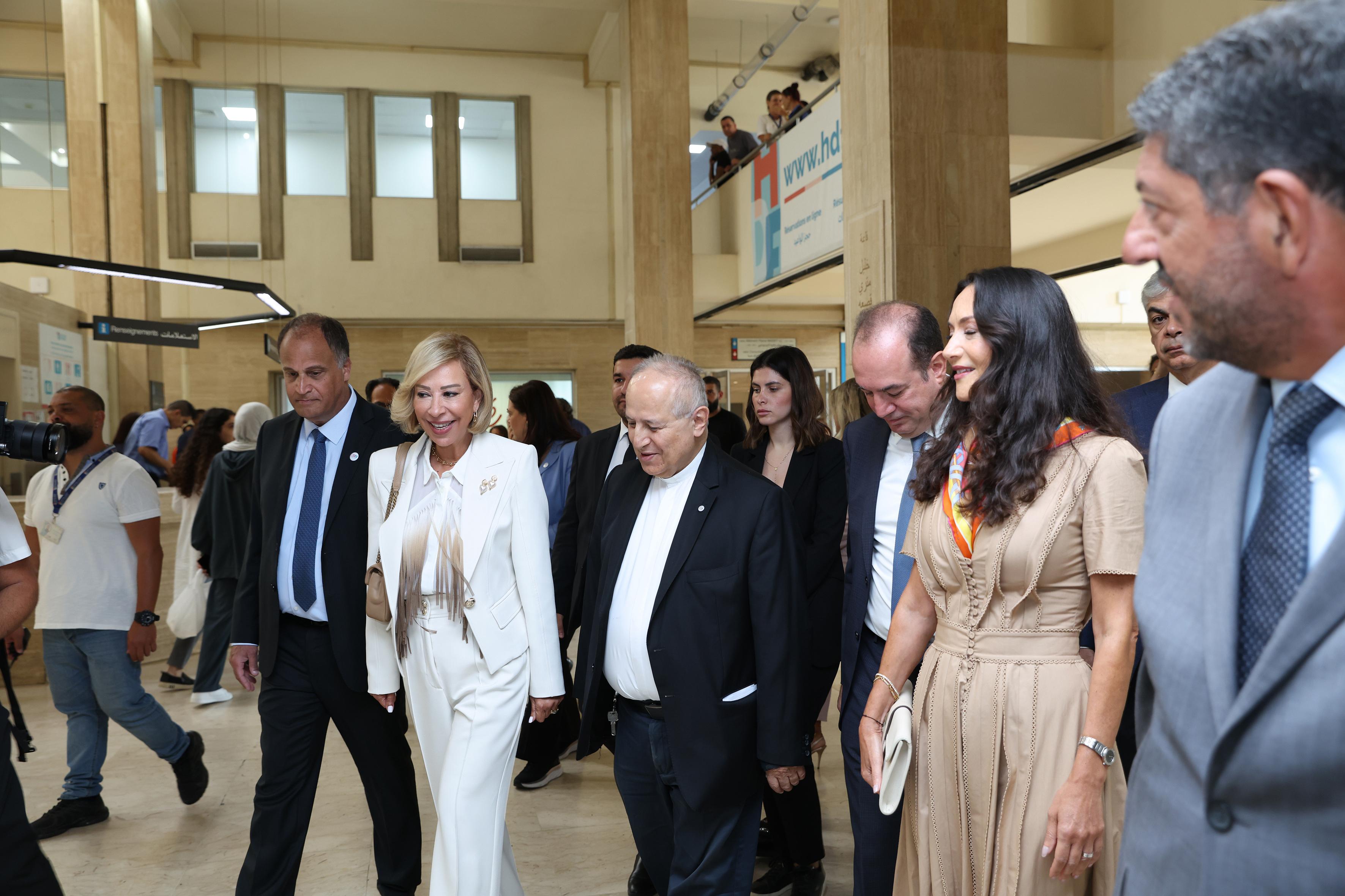 السيدة الأولى في الزيارة(النهار)