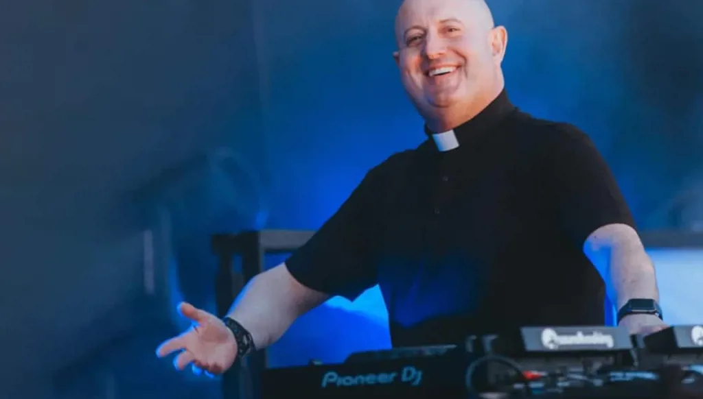 الإيمان على إيقاع جديد... الكاهن الـDJ يشعل الجدل في لبنان