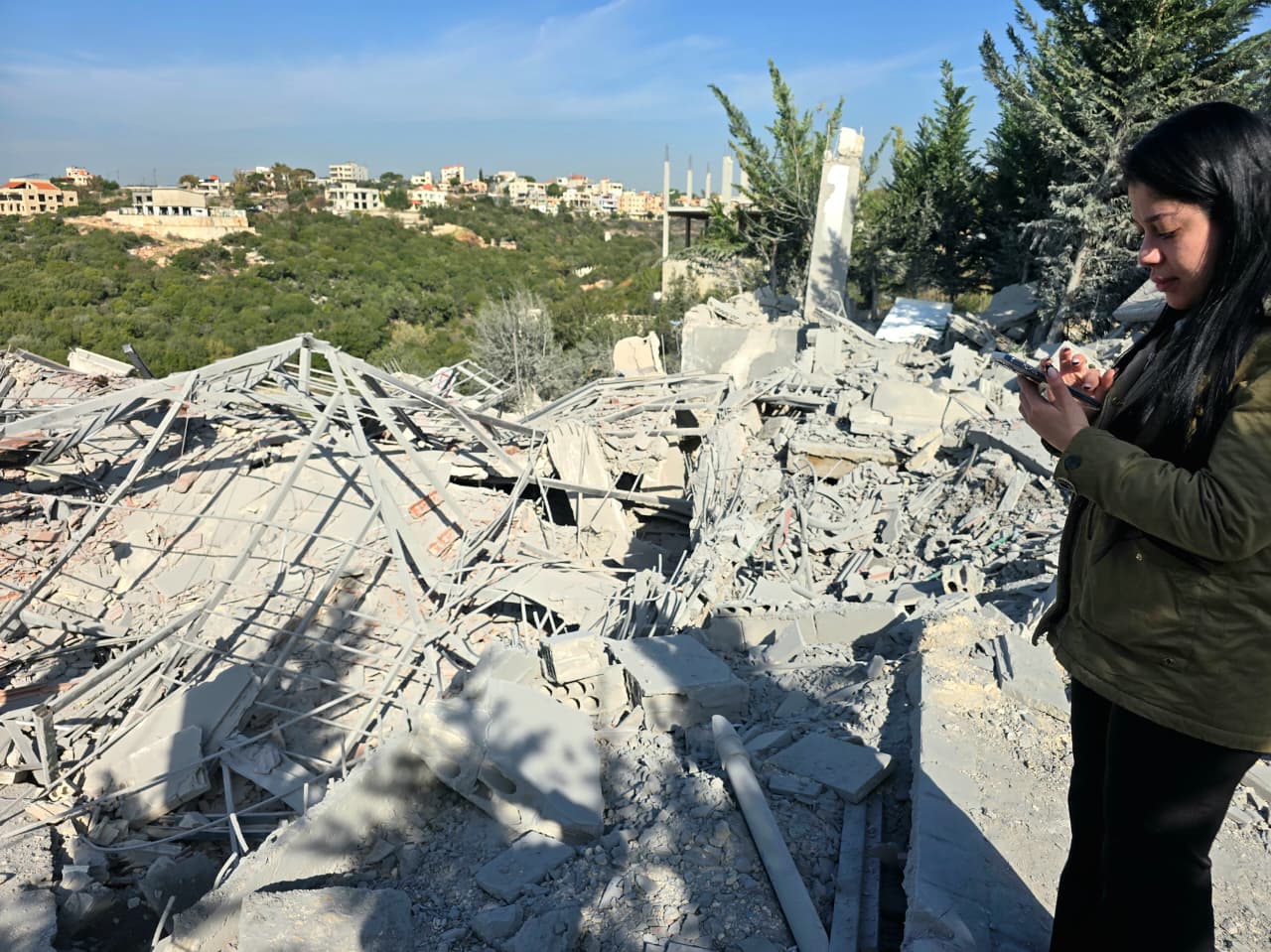 مواطنة تتفقد المنزل الذي استهدفته غارة إسرائيلية في أنان قرب جزين أمس. (أحمد منتش)