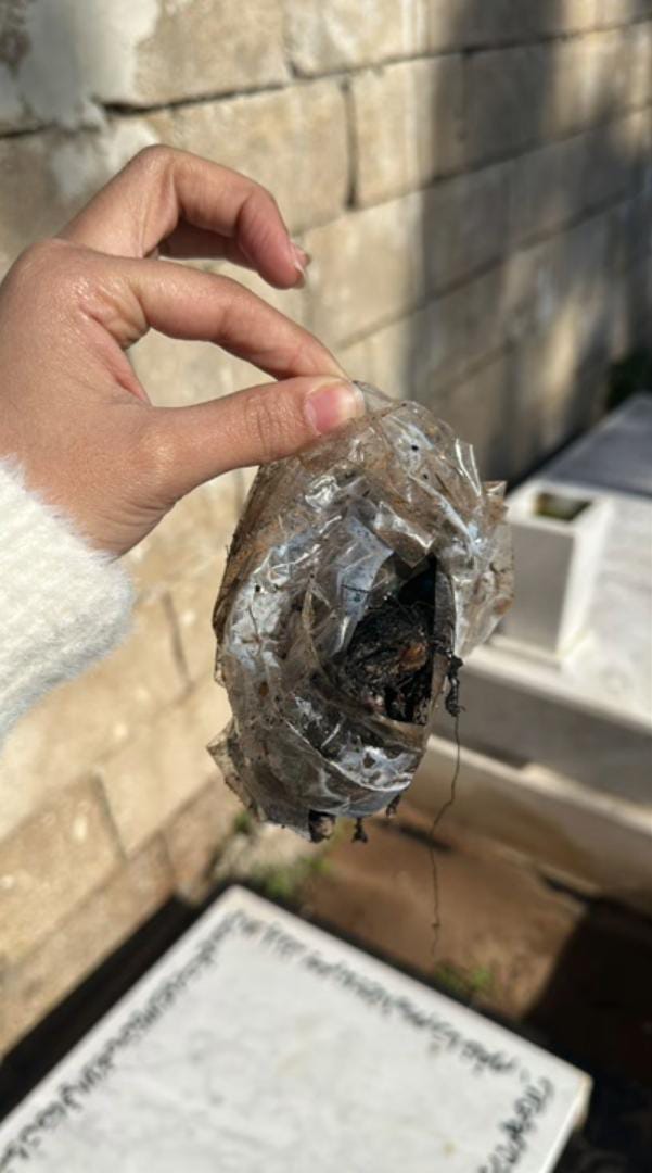 كرة بلاستيكية ملفوفة بإحكام بشريط لاصق (الصورة من صفحة على فايسبوك)