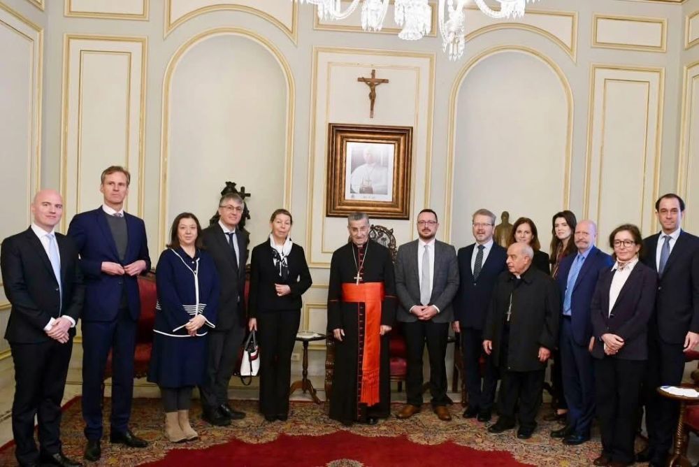 البطريرك الكاردينال مار بشارة بطرس الراعي مستقبلاً سفيرة النمسا فرانشيسكا هوسوفيتز وسفراء الاتحاد الأوروبي للحوار  في بكركي أمس.