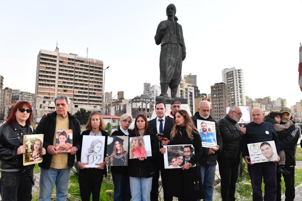 أهالي ضحايا انفجار المرفأ خلال الوقفة الشهرية أمام تمثال المغترب أمس. (حسام شبارو)