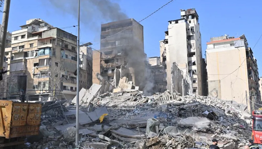 بيروت الخط المتقدم لحرب الأعماق التدميرية فرنسا وحدها لا تتراجع أمام رفض المبادرات