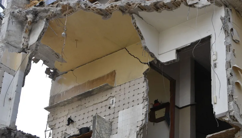 مطبخ منزل مدمر  (حسام شبارو)