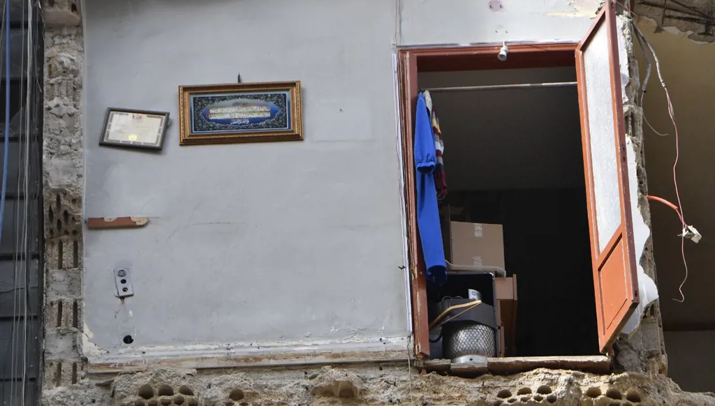 آية قرآنية معلقة على الحائط  (حسام شبارو)