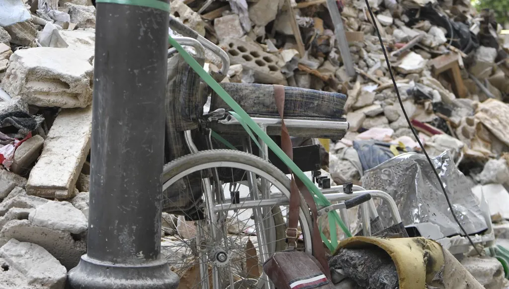 كرسي متحرك (حسام شبارو)